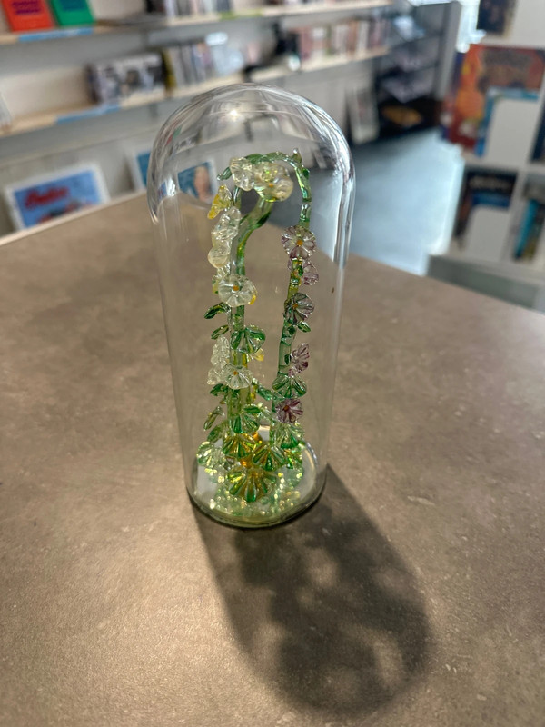 Décoration florale en verre