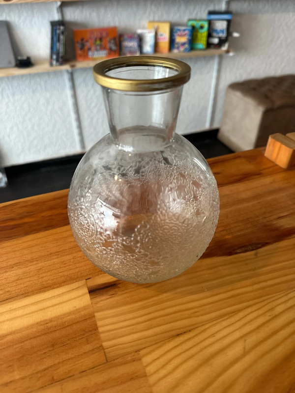Vase en verre bord doré
