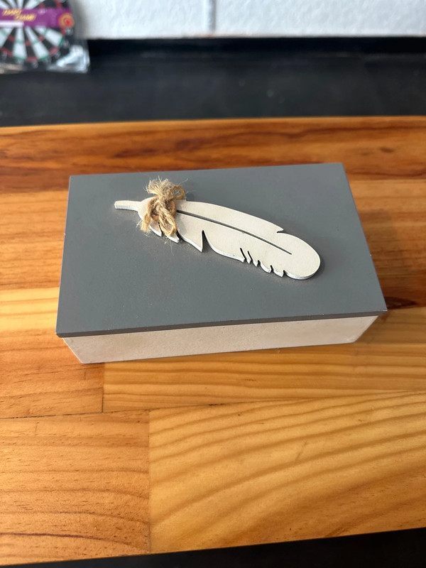 Petite boîte en bois avec feuilles