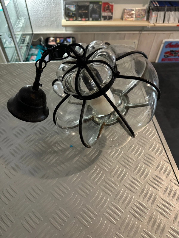Suspension en verre soufflé dans une cage en fer