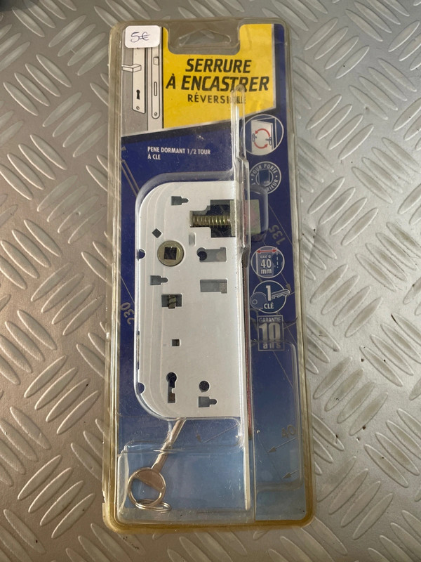 Serrure à encastrer réversible